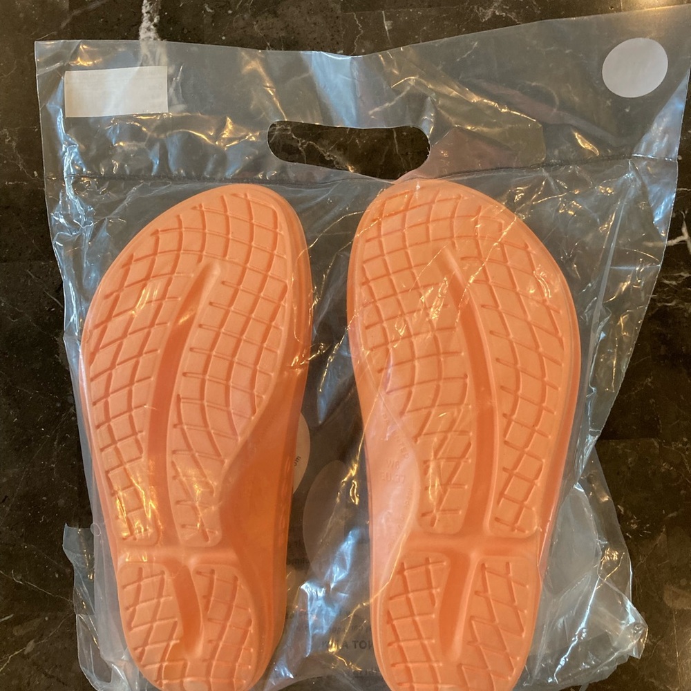 OOFOS “Oolala Limited Edition” Sandals - Picture 12 of 14